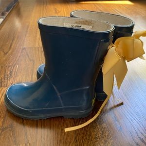 CHILDS SIZE 9/10 RAIN BOOT WITH YELLOW BOW.